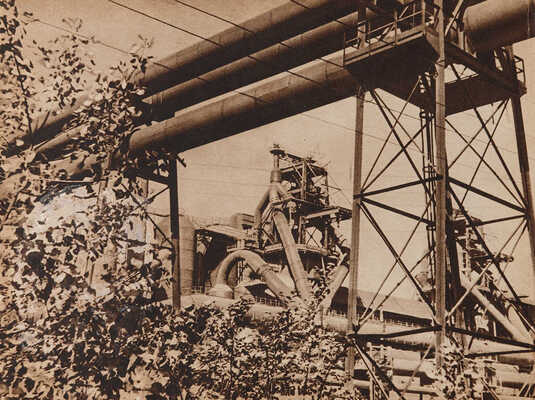 The Soviet Worker. [Советский рабочий]. М.-Л.: Искусство, 1939